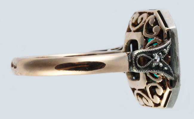 Кольцо с изумрудом и бриллиантами из золота (по клейму 56), общим весом 7,49 грамма